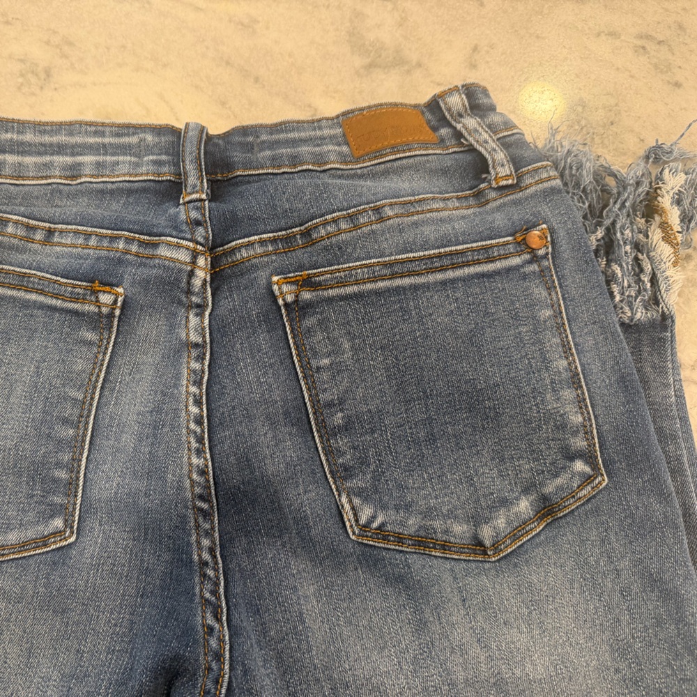 Judy Blue Distressed Ankle Jeans in Classic Blue
